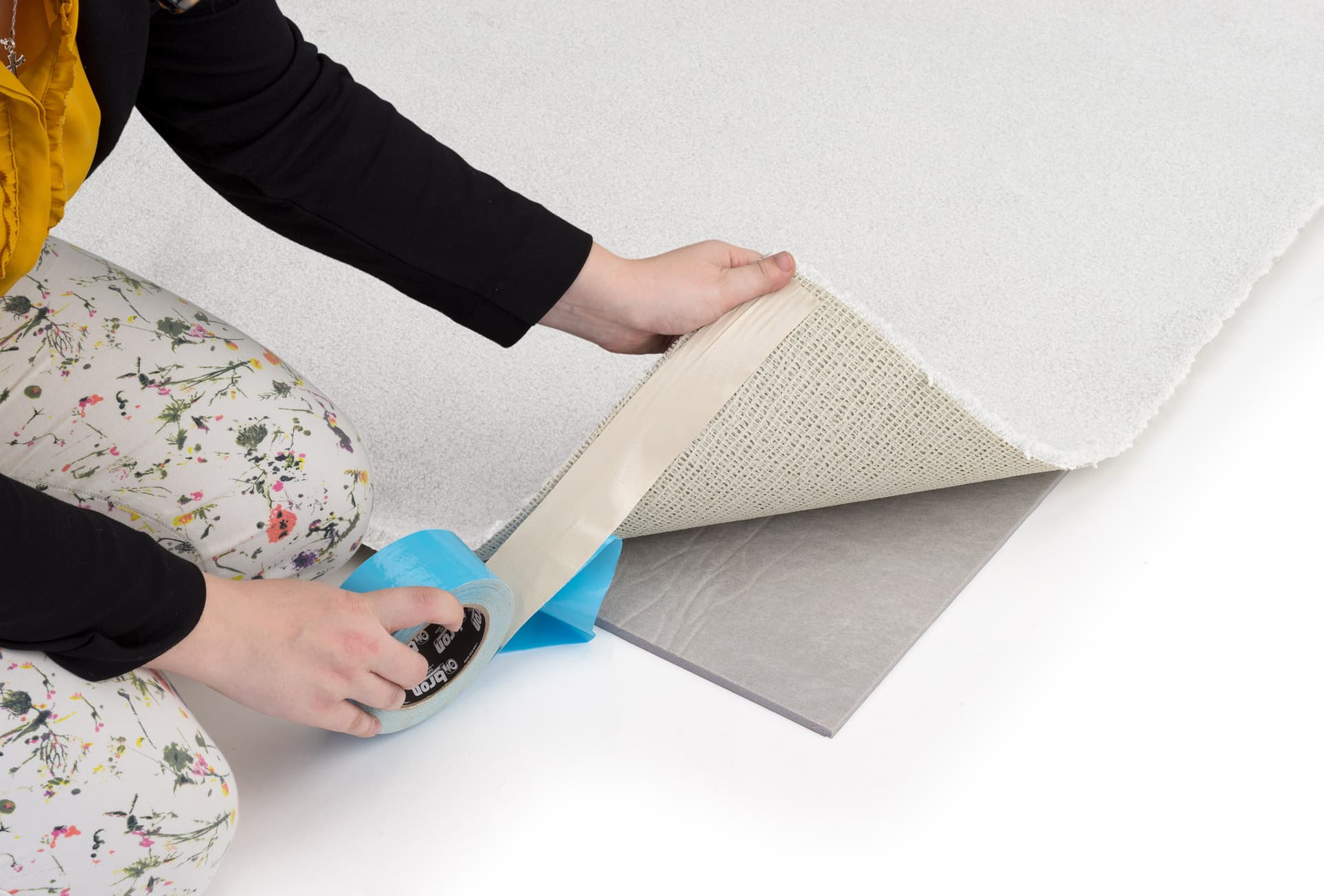 10’ x 20’ white trade show carpet roll shown with accessories