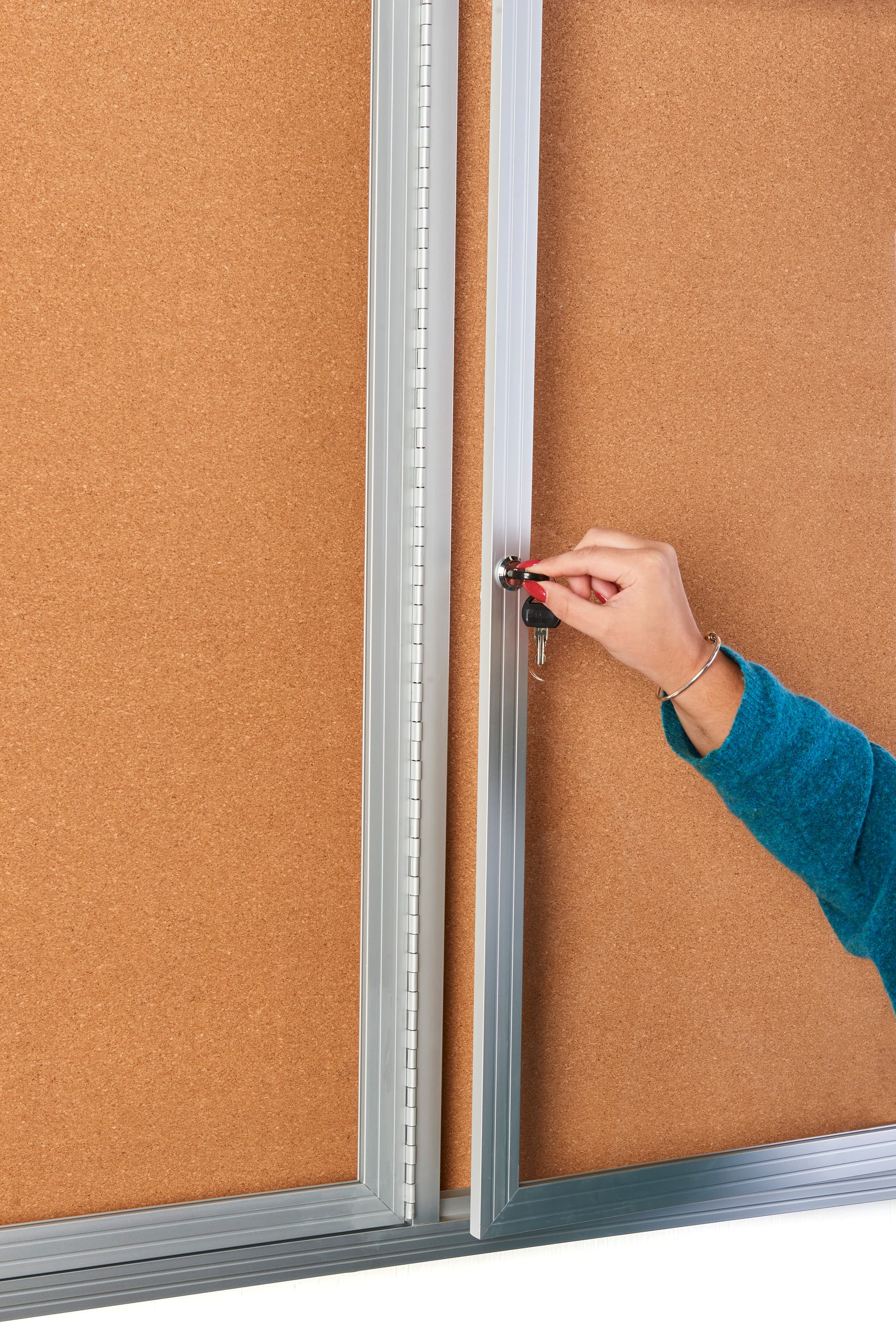 This enclosed 96 x 48 cork board includes a key set