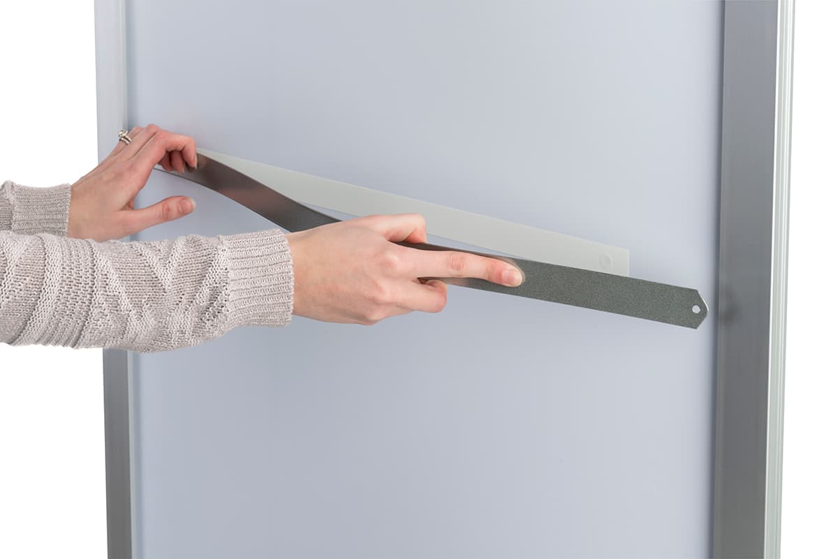 Dividing bar included for fixed-width 2-sided portable poster stand 