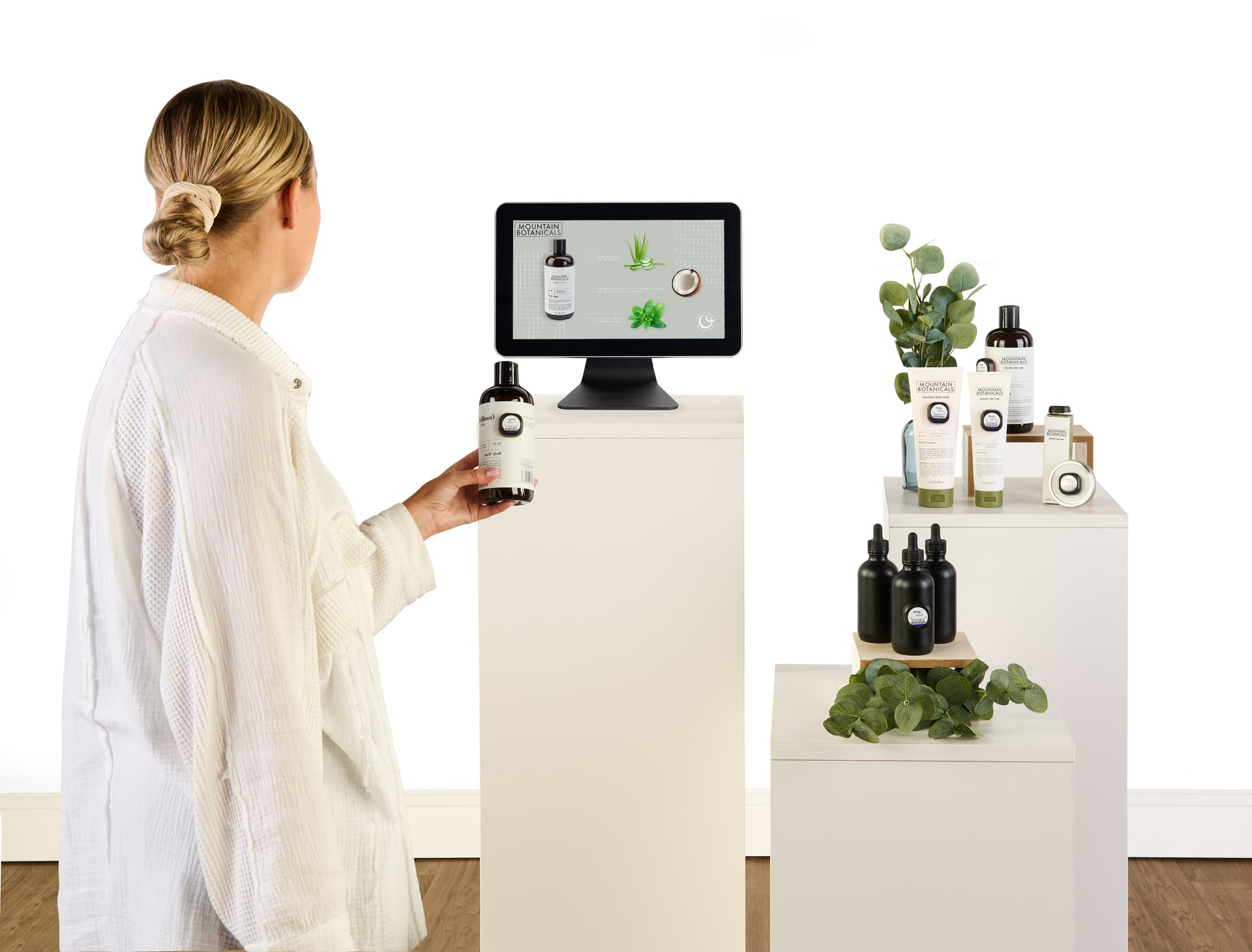 Lift and learn digital signage with 4 GB of RAM