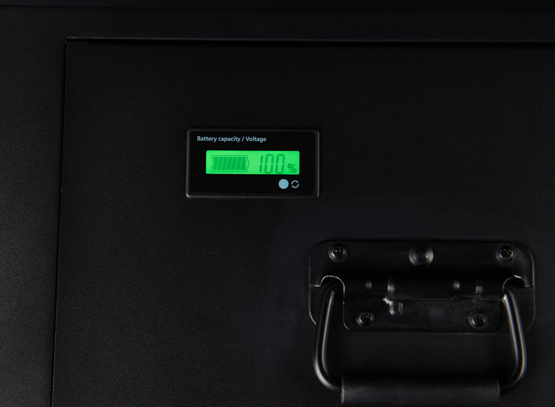 Portable outdoor digital signage battery indicator 