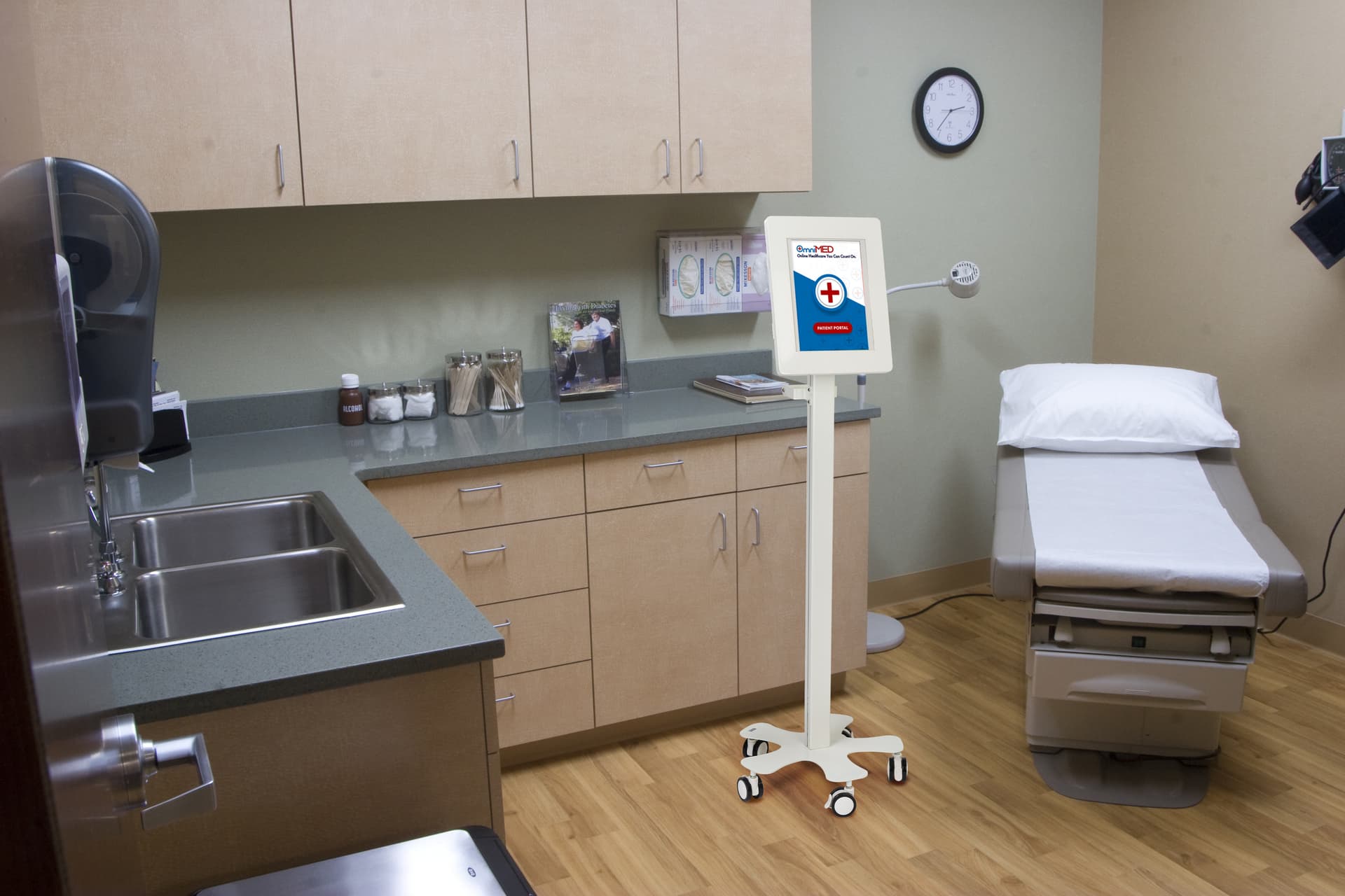 Tablet mount medical rolling cart with landscape orientation 