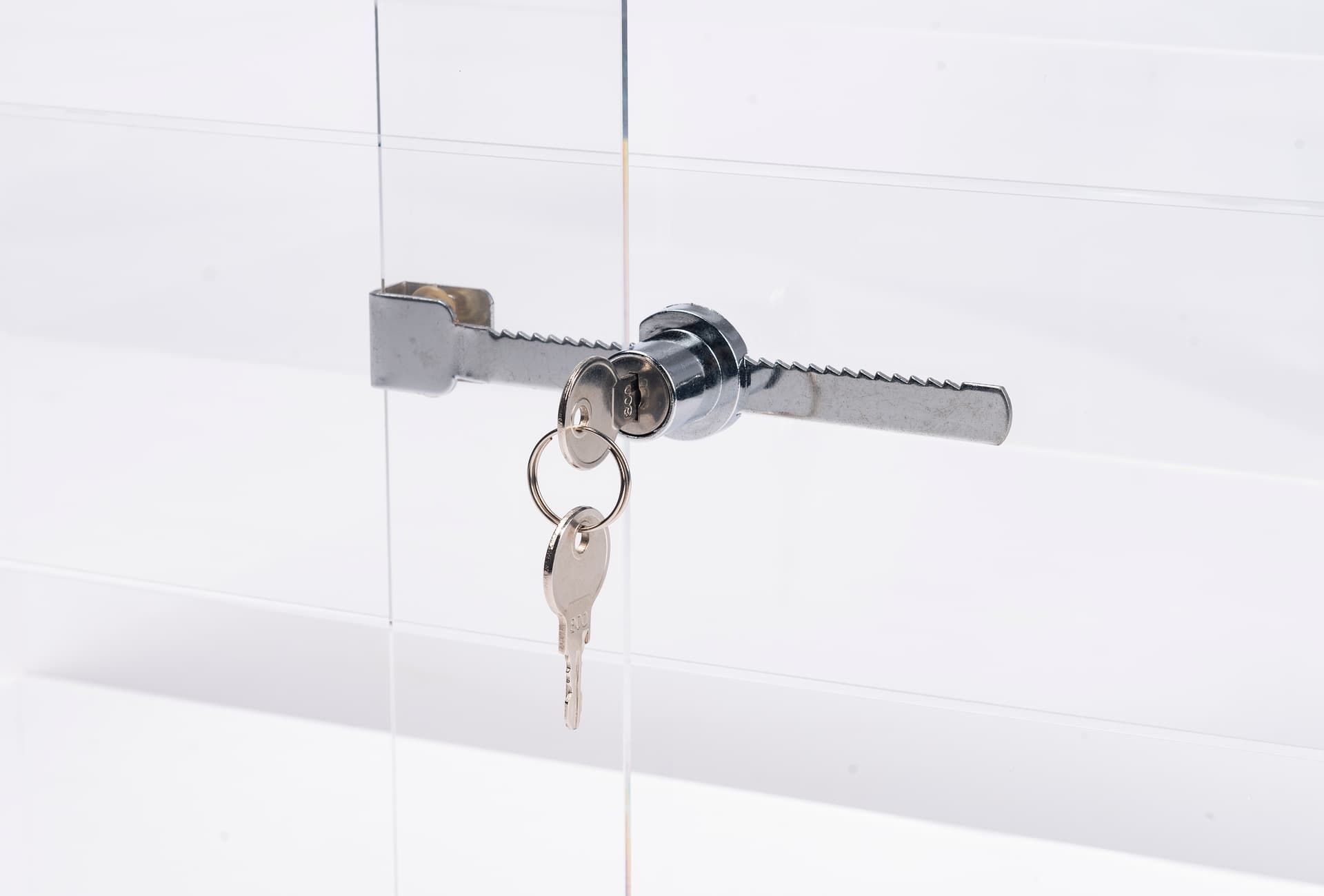 Jewelry display case includes two keys