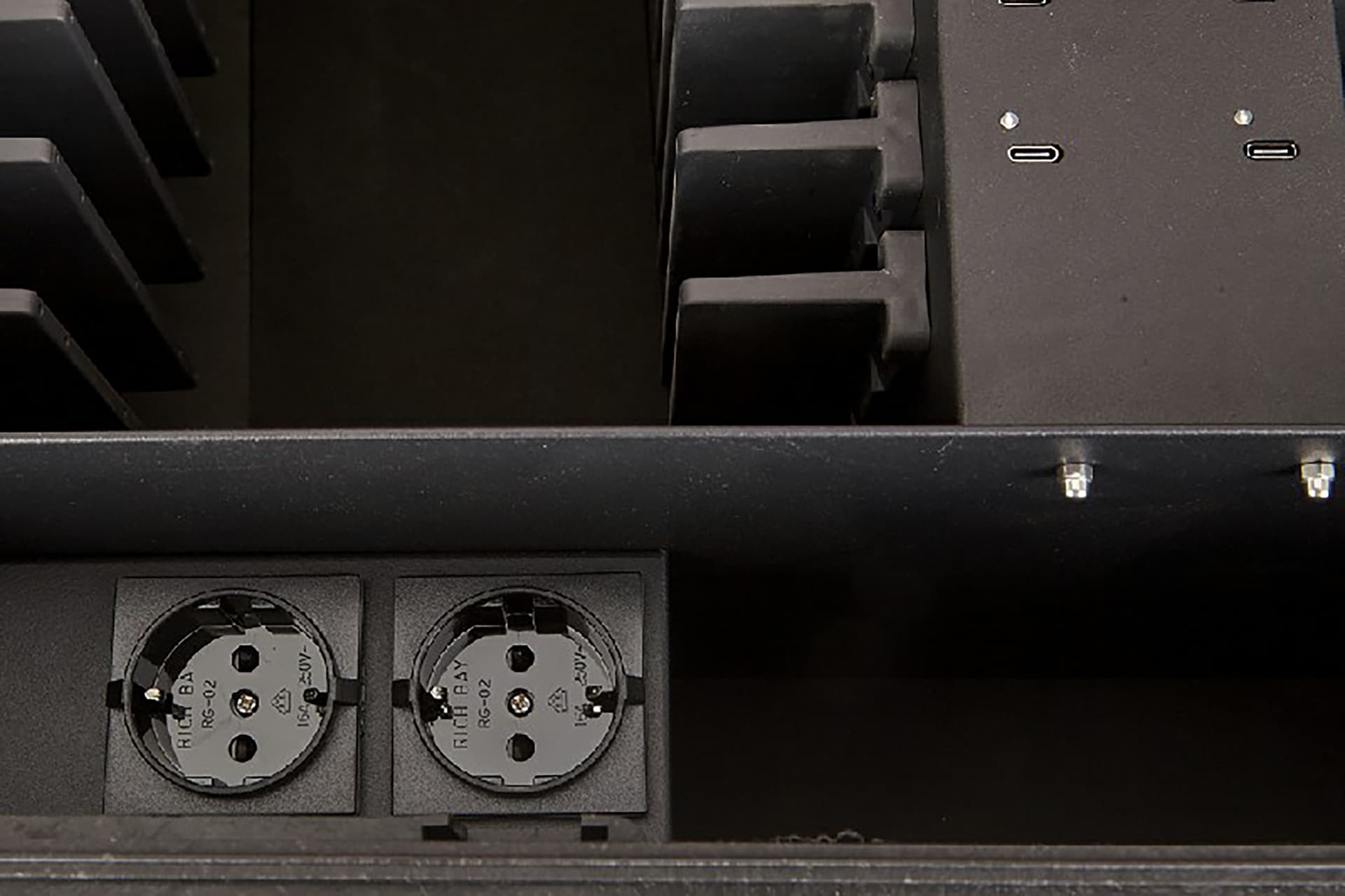Tablet charging cart for USB-C devices