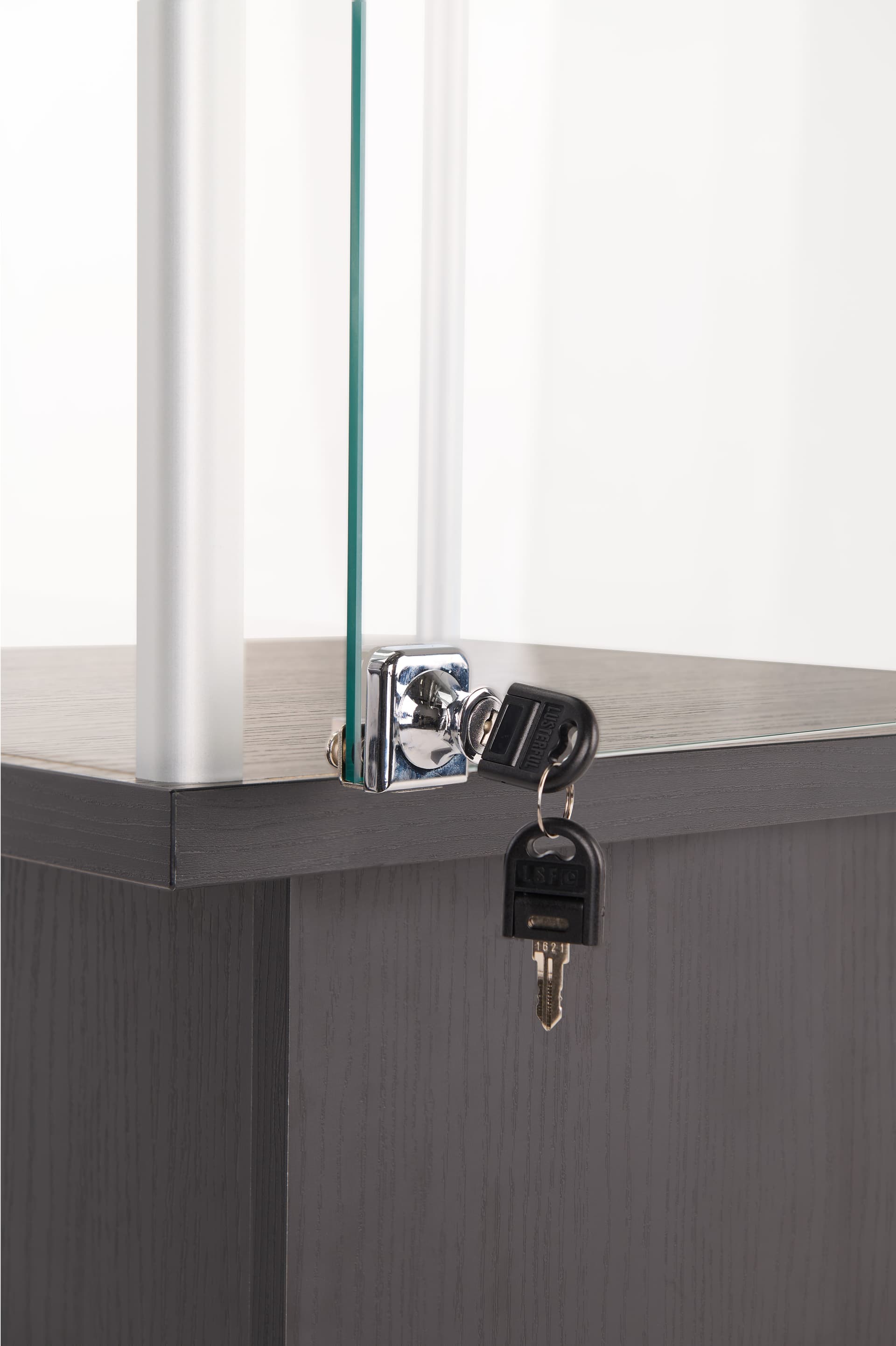 Pedestal showcase with lock and keys