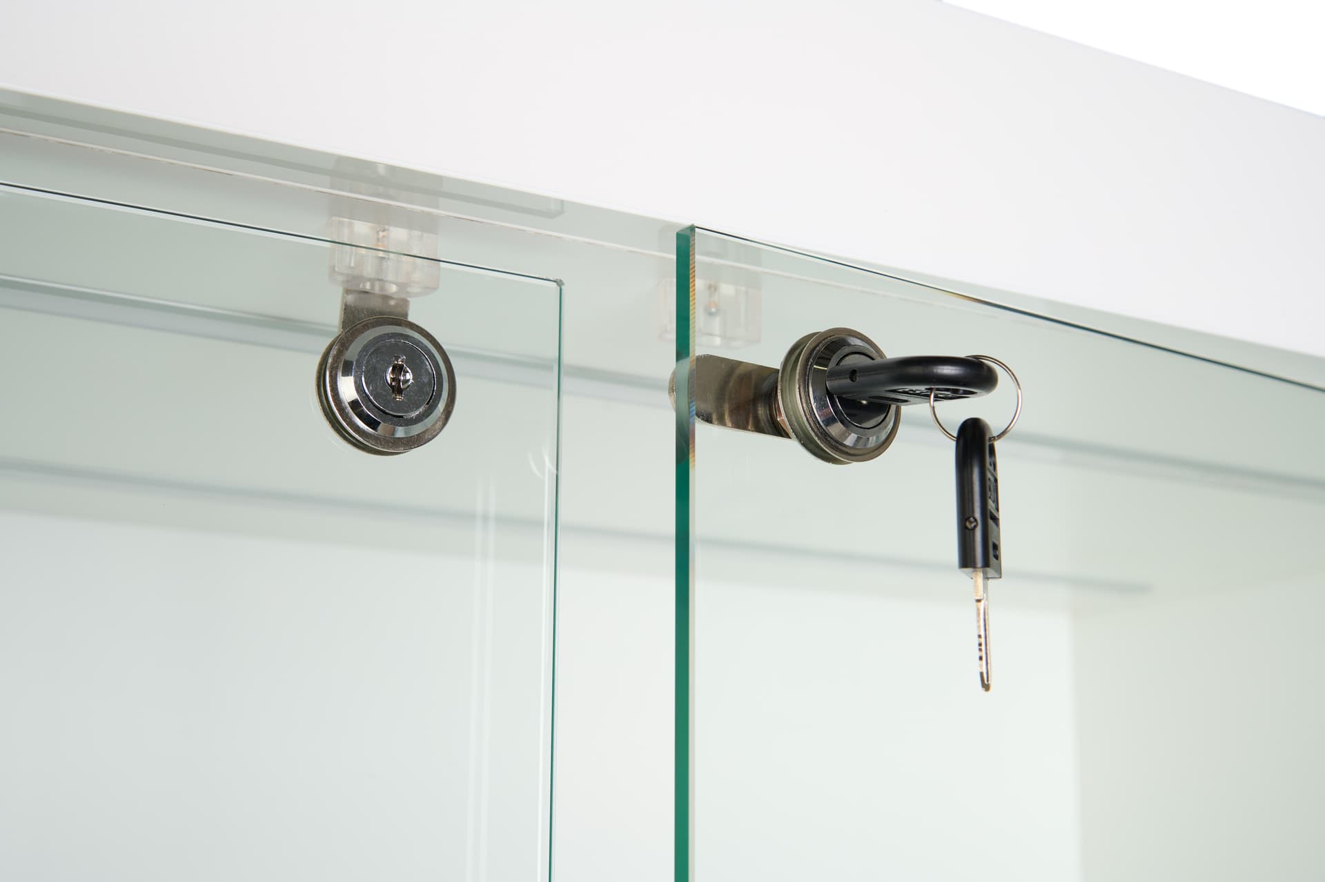 Retail glass display cabinet with locking doors