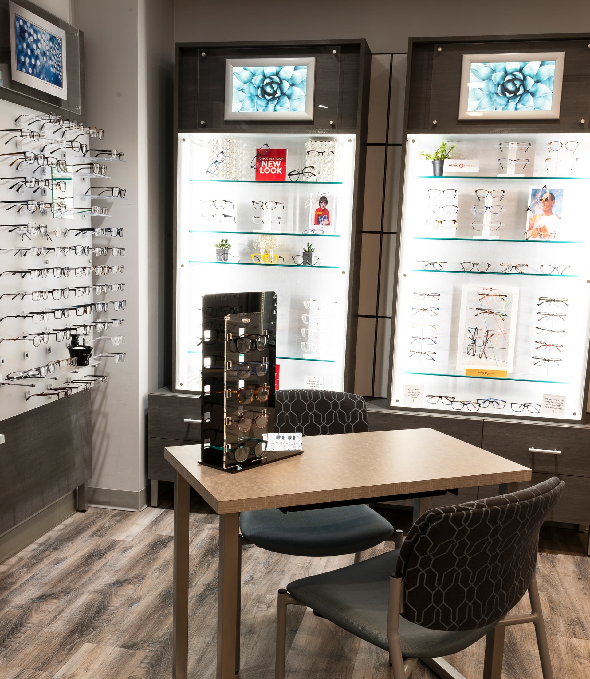 Standing optical lens display with countertop placement style