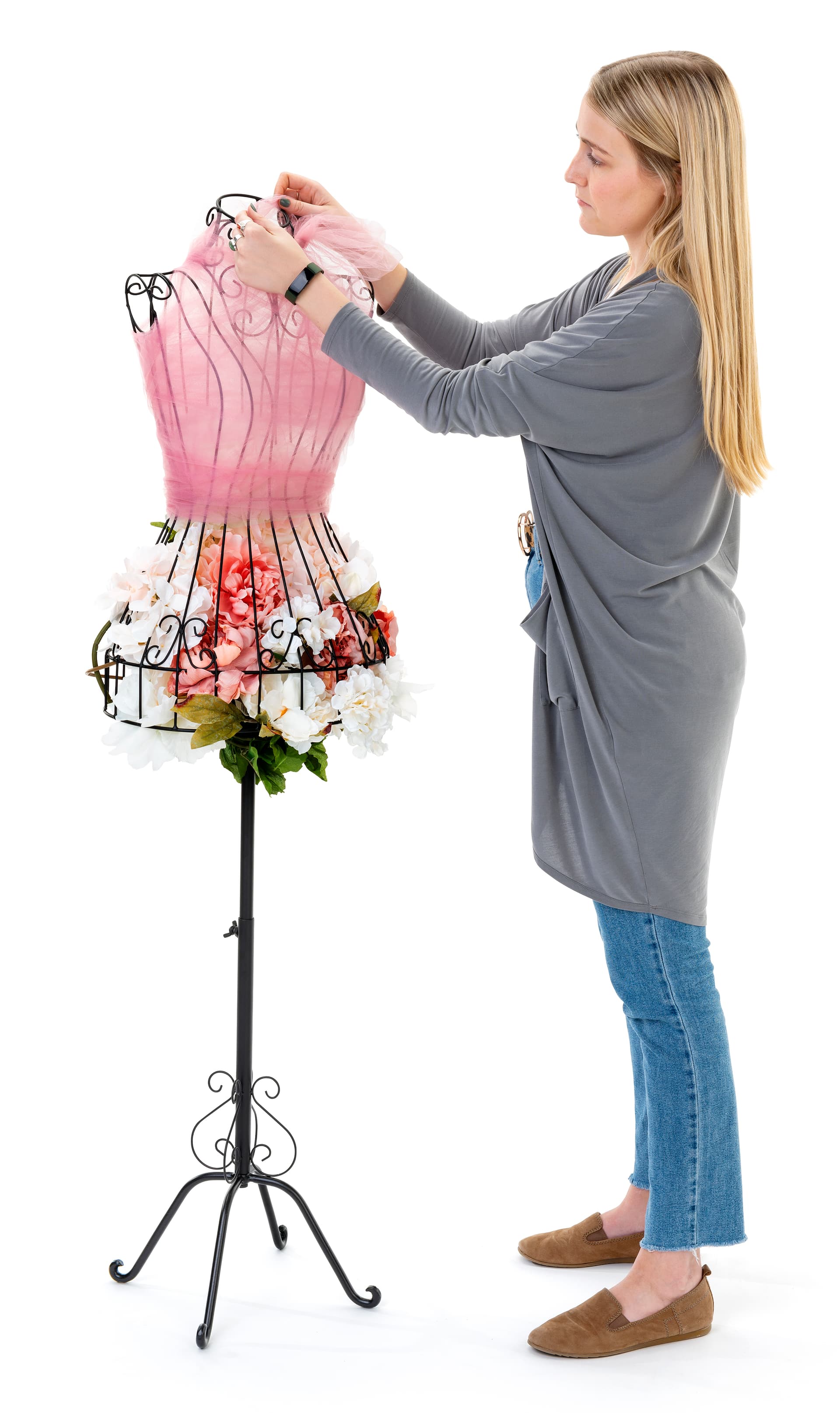 Wire dress form with maximum height of 67 inches