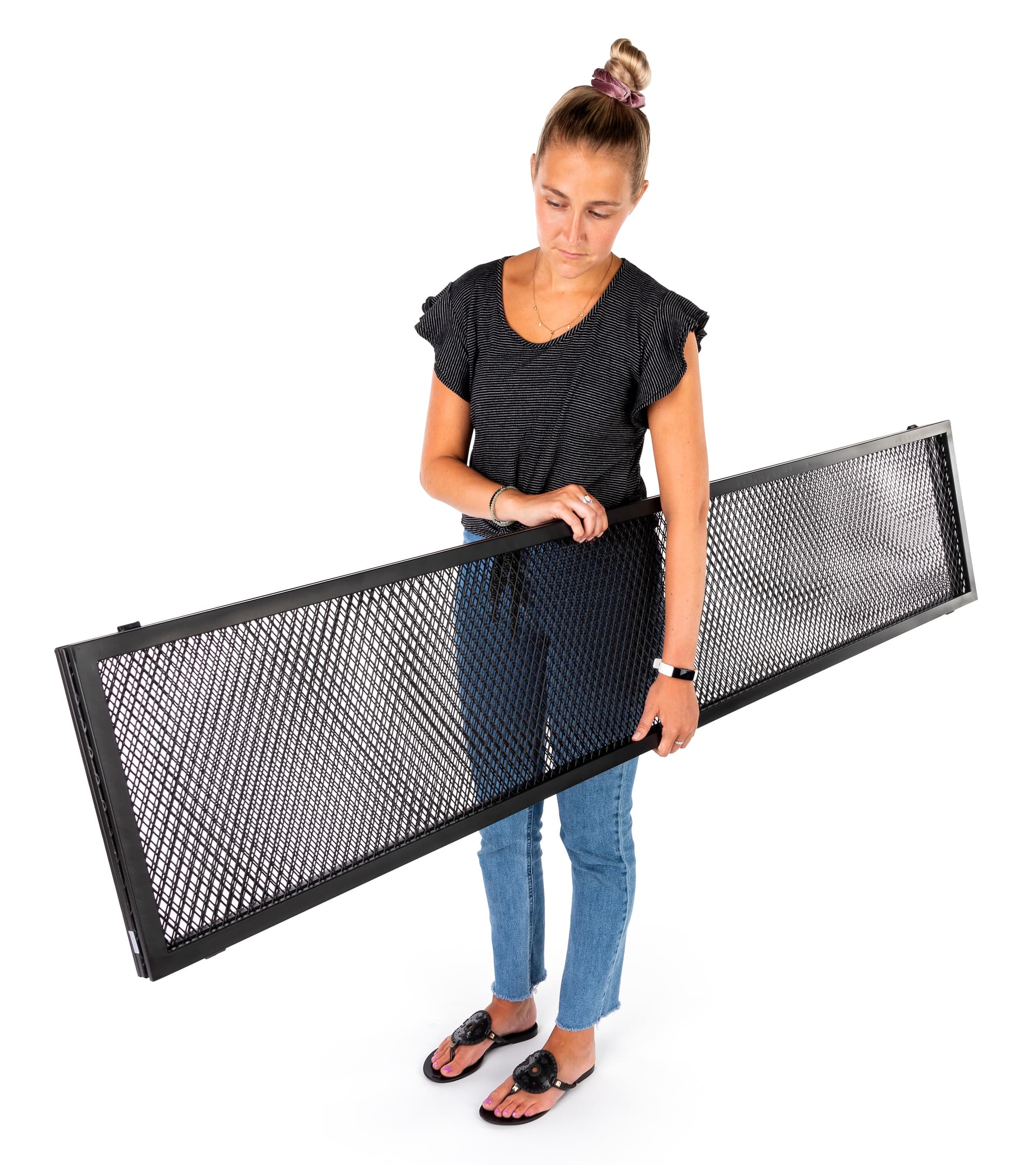 Hinged mesh retail display screen with portable design