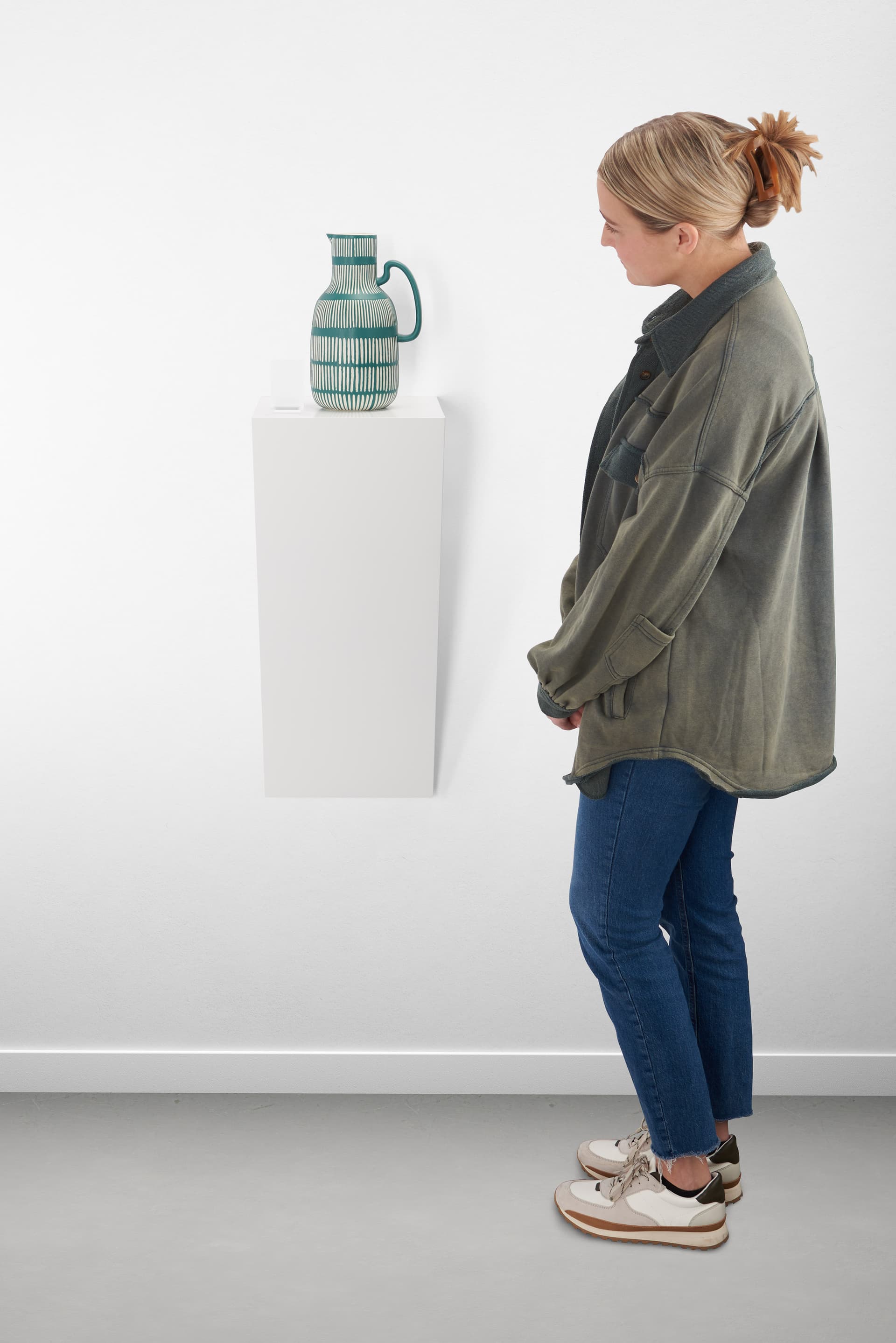 Wedge pedestal shelf with overall height of 28 inches